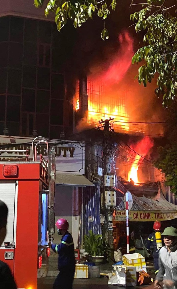 Hiện trường thương tâm vụ cháy nhà mặt phố khiến 2 vợ chồng và con nhỏ tử vong - Ảnh 10.