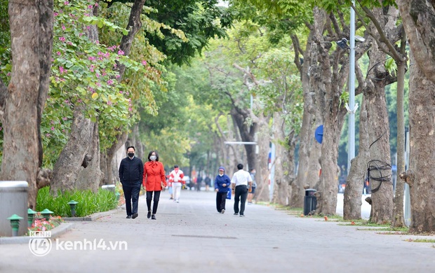 Ảnh, clip: Hà Nội rét đậm chỉ 10 - 12 độ C, người trùm kín nhiều lớp áo, người đốt lửa sưởi ấm trong sáng đầu tuần - Ảnh 17. Ảnh, clip: Hà Nội rét đậm chỉ 10 - 12 độ C, người trùm kín nhiều lớp áo, người đốt lửa sưởi ấm trong sáng đầu tuần - Ảnh 17.