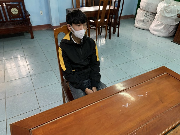Mâu thuẫn khi uống cafe, thanh niên rút dao đâm 2 người bạn - Ảnh 2. Mâu thuẫn khi uống cafe, thanh niên rút dao đâm 2 người bạn - Ảnh 2.