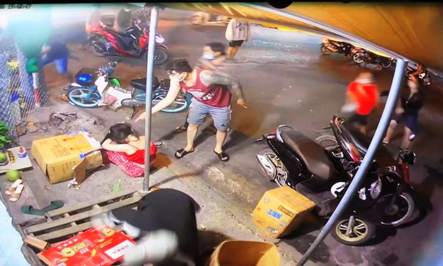 CLIP: Giang hồ ở Tiền Giang lộng hành, đánh đập dã man 1 phụ nữ - Ảnh 4.