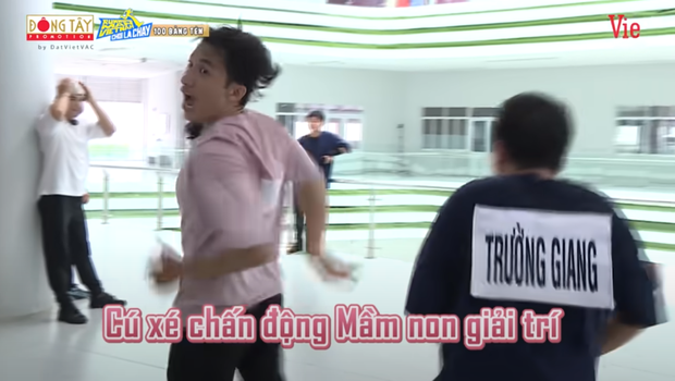 Trường Giang bị chê yếu ớt nhưng xé bảng tên 1 thành viên cực mạnh sương sương... 3 lần! - Ảnh 4. Trường Giang bị chê yếu ớt nhưng xé bảng tên 1 thành viên cực mạnh sương sương... 3 lần! - Ảnh 4.