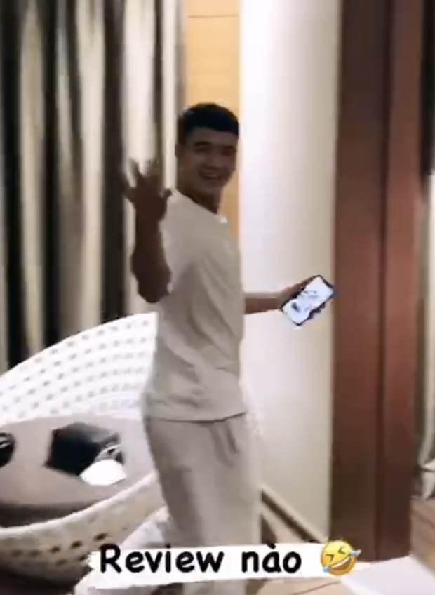 Đức Chinh tung tăng nhảy múa review khách sạn, Tấn Trường trở lại livestream - Ảnh 2. Đức Chinh tung tăng nhảy múa review khách sạn, Tấn Trường trở lại livestream - Ảnh 2.