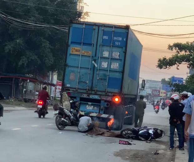 TP.HCM: Nữ công nhân bị xe container cán tử vong trên đường đi làm, chồng ngồi cạnh thi thể khóc ngất - Ảnh 2.