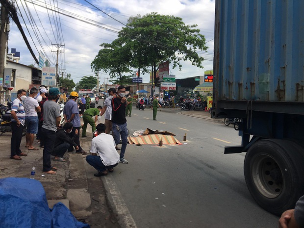 TP.HCM: Nữ công nhân bị xe container cán tử vong trên đường đi làm, chồng ngồi cạnh thi thể khóc ngất - Ảnh 1.