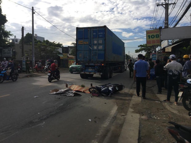 TP.HCM: Nữ công nhân bị xe container cán tử vong trên đường đi làm, chồng ngồi cạnh thi thể khóc ngất - Ảnh 3.