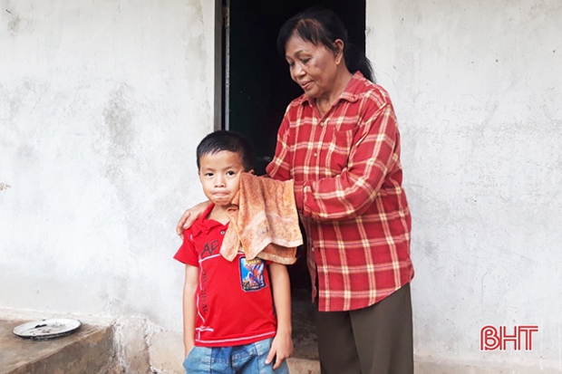Khi bánh đúc có xương: Người phụ nữ nuôi 8 con riêng đau ốm của chồng và những “dì ghẻ” dành một đời cho những đứa con không chung dòng máu - Ảnh 5. Khi bánh đúc có xương: Người phụ nữ nuôi 8 con riêng đau ốm của chồng và những “dì ghẻ” dành một đời cho những đứa con không chung dòng máu - Ảnh 5.