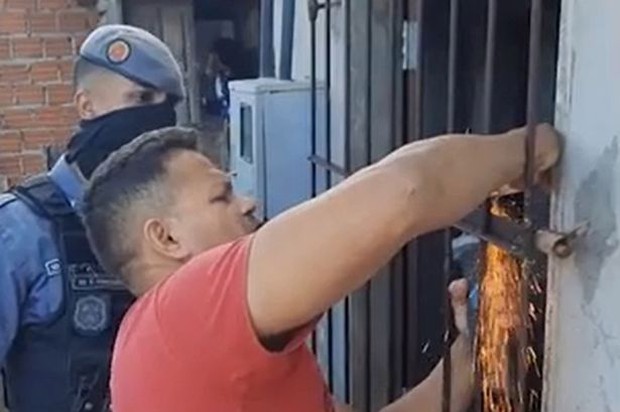 7 đứa trẻ trần truồng đói khát bị giam giữ trong căn nhà bẩn thỉu đến kinh hoàng: Bạo hành trẻ em thực sự có thể xảy ra ở bất kỳ đâu - Ảnh 2.