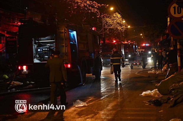 Hà Nội: Cháy cực lớn kho chứa vải cạnh chợ Ninh Hiệp, huy động 6 xe cứu hoả - Ảnh 7.