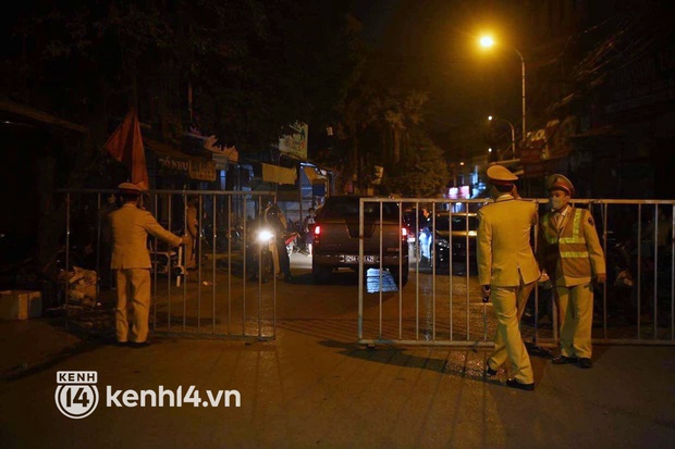 Hà Nội: Cháy cực lớn kho chứa vải cạnh chợ Ninh Hiệp, huy động 6 xe cứu hoả - Ảnh 5.