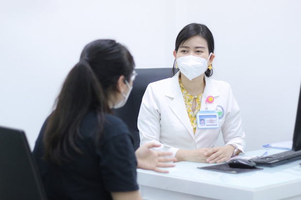 Đi làm hồng ngực để đẹp hơn, cô gái 20 tuổi ở TP.HCM bị viêm loét, chảy mủ do nhiễm trùng - Ảnh 1.