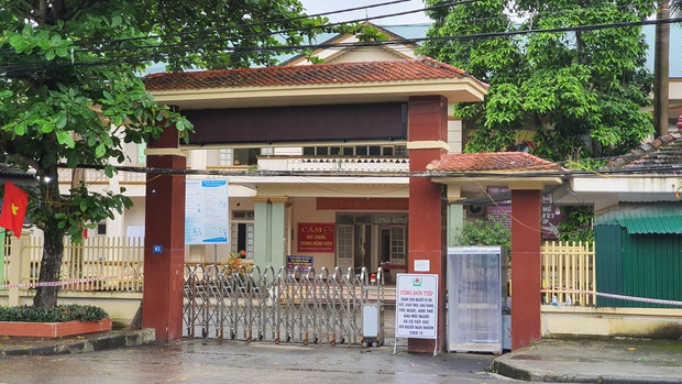 Hà Tĩnh: 9 bác sĩ, nhân viên bệnh viện Cầu Treo dương tính SARS-CoV-2 - Ảnh 1.