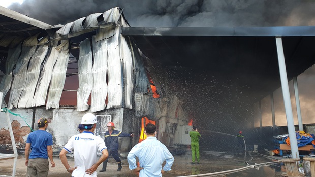 TP.HCM: Nhà xưởng cháy lớn cận ngày cuối năm, nhiều công nhân buồn bã vì không cứu được tài sản - Ảnh 1.