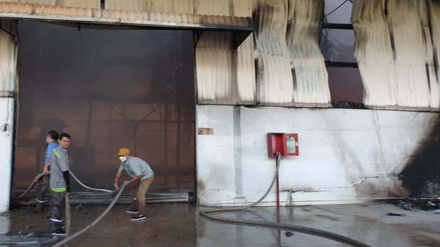 TP.HCM: Nhà xưởng cháy lớn cận ngày cuối năm, nhiều công nhân buồn bã vì không cứu được tài sản - Ảnh 2.