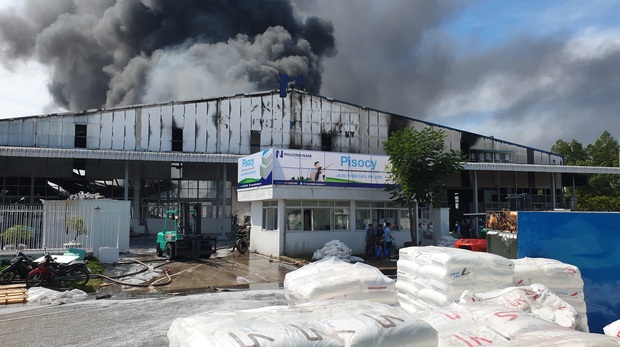 TP.HCM: Nhà xưởng cháy lớn cận ngày cuối năm, nhiều công nhân buồn bã vì không cứu được tài sản - Ảnh 3.