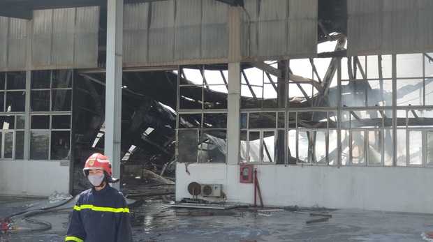 TP.HCM: Nhà xưởng cháy lớn cận ngày cuối năm, nhiều công nhân buồn bã vì không cứu được tài sản - Ảnh 4.