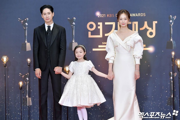 Thảm đỏ khủng KBS Drama Awards 2021: Jeon So Min lột xác khó tin, Eunjung - Krystal đẹp nghẹt thở bên vườn bông Kbiz - Ảnh 2. Thảm đỏ khủng KBS Drama Awards 2021: Jeon So Min lột xác khó tin, Eunjung - Krystal đẹp nghẹt thở bên vườn bông Kbiz - Ảnh 2.