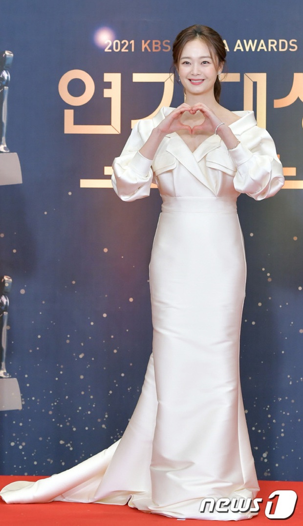 Thảm đỏ khủng KBS Drama Awards 2021: Jeon So Min lột xác khó tin, Eunjung - Krystal đẹp nghẹt thở bên vườn bông Kbiz - Ảnh 3. Thảm đỏ khủng KBS Drama Awards 2021: Jeon So Min lột xác khó tin, Eunjung - Krystal đẹp nghẹt thở bên vườn bông Kbiz - Ảnh 3.