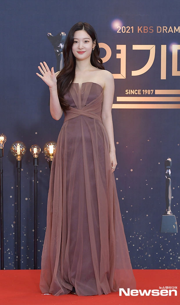 Thảm đỏ khủng KBS Drama Awards 2021: Jeon So Min lột xác khó tin, Eunjung - Krystal đẹp nghẹt thở bên vườn bông Kbiz - Ảnh 8. Thảm đỏ khủng KBS Drama Awards 2021: Jeon So Min lột xác khó tin, Eunjung - Krystal đẹp nghẹt thở bên vườn bông Kbiz - Ảnh 8.