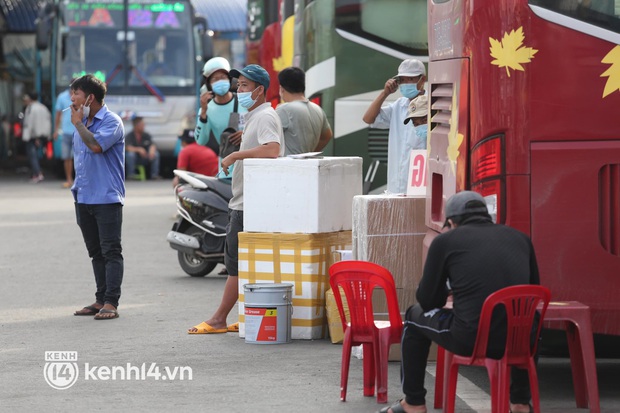 Bến xe Hà Nội - TP.HCM ngày cuối năm vắng hoe, tài xế chán nản: 20 năm chạy xe chưa bao giờ thấy cảnh này - Ảnh 15.