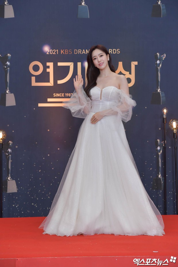 Thảm đỏ khủng KBS Drama Awards 2021: Jeon So Min lột xác khó tin, Eunjung - Krystal đẹp nghẹt thở bên vườn bông Kbiz - Ảnh 7. Thảm đỏ khủng KBS Drama Awards 2021: Jeon So Min lột xác khó tin, Eunjung - Krystal đẹp nghẹt thở bên vườn bông Kbiz - Ảnh 7.