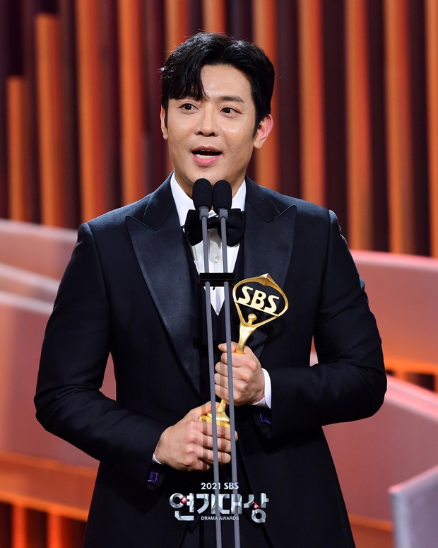 Lễ trao giải SBS Drama Awards 2021: Hội rich kid Penthouse nhận loạt giải lớn, Kim Yoo Jung xinh xỉu ẵm cúp cùng chồng yêu - Ảnh 4.