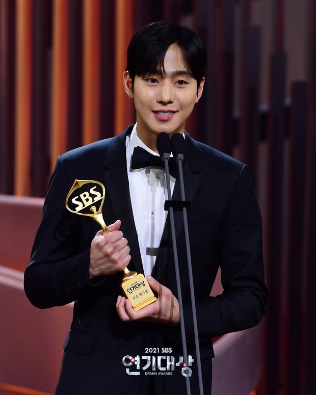 Lễ trao giải SBS Drama Awards 2021: Hội rich kid Penthouse nhận loạt giải lớn, Kim Yoo Jung xinh xỉu ẵm cúp cùng chồng yêu - Ảnh 3.