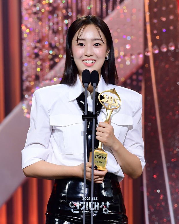 Lễ trao giải SBS Drama Awards 2021: Hội rich kid Penthouse nhận loạt giải lớn, Kim Yoo Jung xinh xỉu ẵm cúp cùng chồng yêu - Ảnh 6.