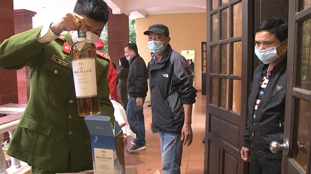 Bắt ô tô chở cầy hương và số lượng lớn rượu ngoại, thuốc lá lậu - Ảnh 3. Bắt ô tô chở cầy hương và số lượng lớn rượu ngoại, thuốc lá lậu - Ảnh 3.