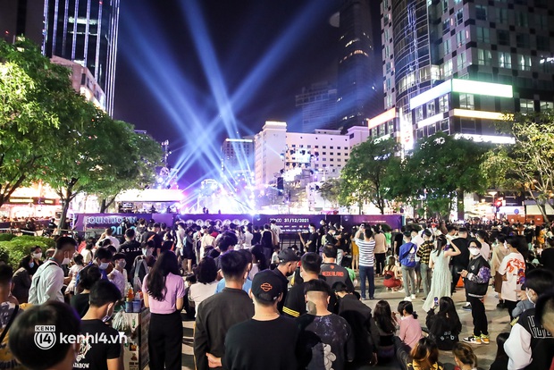 Zoom trai xinh gái đẹp đổ ra phố countdown: Lâu lắm rồi mới được hưởng cái sự sôi động này ở TP.HCM! - Ảnh 10. Zoom trai xinh gái đẹp đổ ra phố countdown: Lâu lắm rồi mới được hưởng cái sự sôi động này ở TP.HCM! - Ảnh 10.