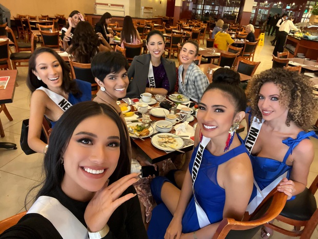 Kim Duyên mở tiệm tạp hoá, hội chị em Miss Universe tràn vào phòng mở tiệc ẩm thực Việt với cảm xúc ra sao? - Ảnh 7.