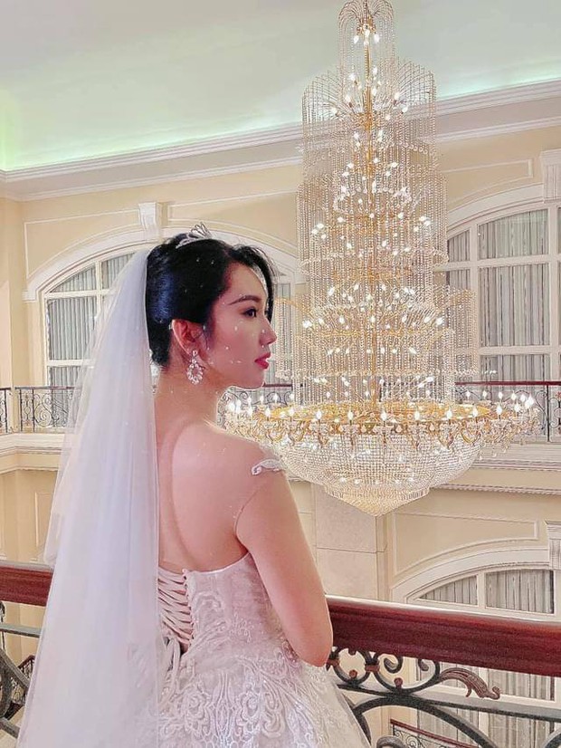 Rò rỉ loạt ảnh Thuý Ngân diện váy cưới, nắm tay chú rể tổ chức hôn lễ linh đình, nửa kia là ai mà quá quen? - Ảnh 4. Rò rỉ loạt ảnh Thuý Ngân diện váy cưới, nắm tay chú rể tổ chức hôn lễ linh đình, nửa kia là ai mà quá quen? - Ảnh 4.