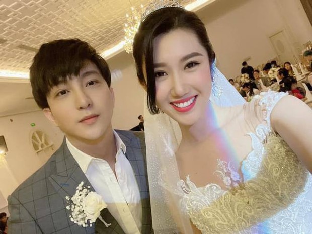 Rò rỉ loạt ảnh Thuý Ngân diện váy cưới, nắm tay chú rể tổ chức hôn lễ linh đình, nửa kia là ai mà quá quen? - Ảnh 5. Rò rỉ loạt ảnh Thuý Ngân diện váy cưới, nắm tay chú rể tổ chức hôn lễ linh đình, nửa kia là ai mà quá quen? - Ảnh 5.