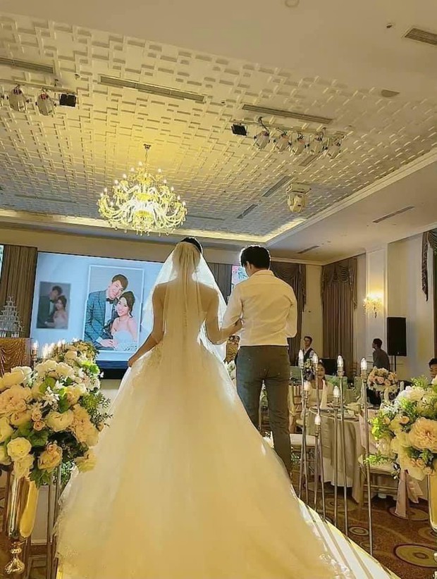 Rò rỉ loạt ảnh Thuý Ngân diện váy cưới, nắm tay chú rể tổ chức hôn lễ linh đình, nửa kia là ai mà quá quen? - Ảnh 2. Rò rỉ loạt ảnh Thuý Ngân diện váy cưới, nắm tay chú rể tổ chức hôn lễ linh đình, nửa kia là ai mà quá quen? - Ảnh 2.