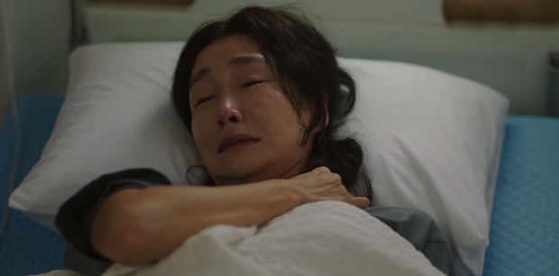 Có một mỹ nhân bị phim của Song Hye Kyo hủy dung: Ở ngoài vừa trẻ vừa xinh, lên phim nhìn y hệt bà thím - Ảnh 2.