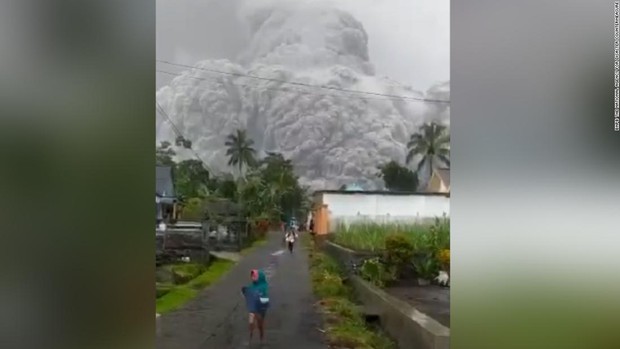 Clip: Khoảnh khắc núi lửa tại Indonesia phun trào khiến người dân sợ hãi bỏ nhà, bỏ của để chạy thoát thân - Ảnh 2.