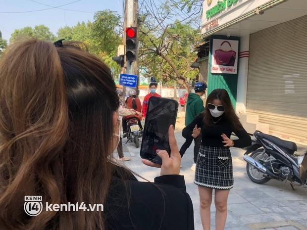 Vụ chủ shop bạo hành nữ sinh gây phẫn nộ ở Thanh Hóa: Shop quần áo đóng cửa im lìm, nhiều bạn trẻ tụ tập quay TikTok - Ảnh 9.