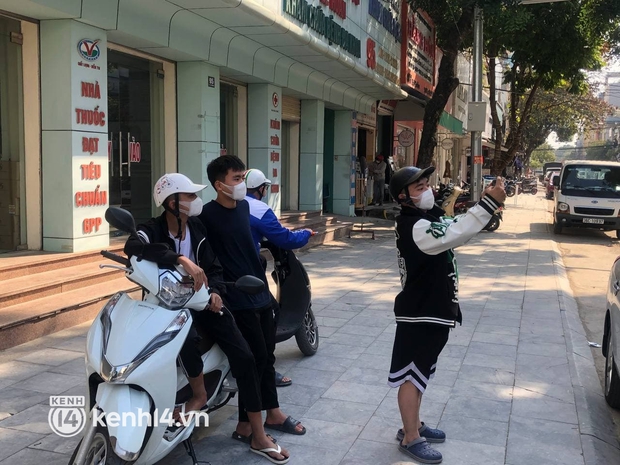 Vụ chủ shop bạo hành nữ sinh gây phẫn nộ ở Thanh Hóa: Shop quần áo đóng cửa im lìm, nhiều bạn trẻ tụ tập quay TikTok - Ảnh 5.