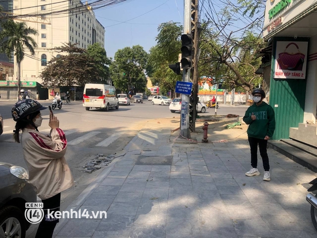 Vụ chủ shop bạo hành nữ sinh gây phẫn nộ ở Thanh Hóa: Shop quần áo đóng cửa im lìm, nhiều bạn trẻ tụ tập quay TikTok - Ảnh 6.