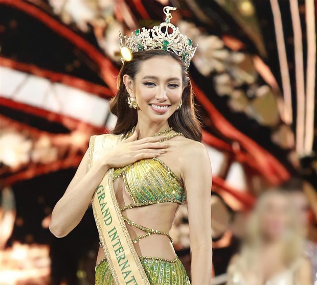 Thuỳ Tiên bị truyền thông quốc tế đánh úp sau đăng quang Miss Grand, tưởng lệch tủ ai ngờ muốn nhai luôn mic - Ảnh 10. Thuỳ Tiên bị truyền thông quốc tế đánh úp sau đăng quang Miss Grand, tưởng lệch tủ ai ngờ muốn nhai luôn mic - Ảnh 10.