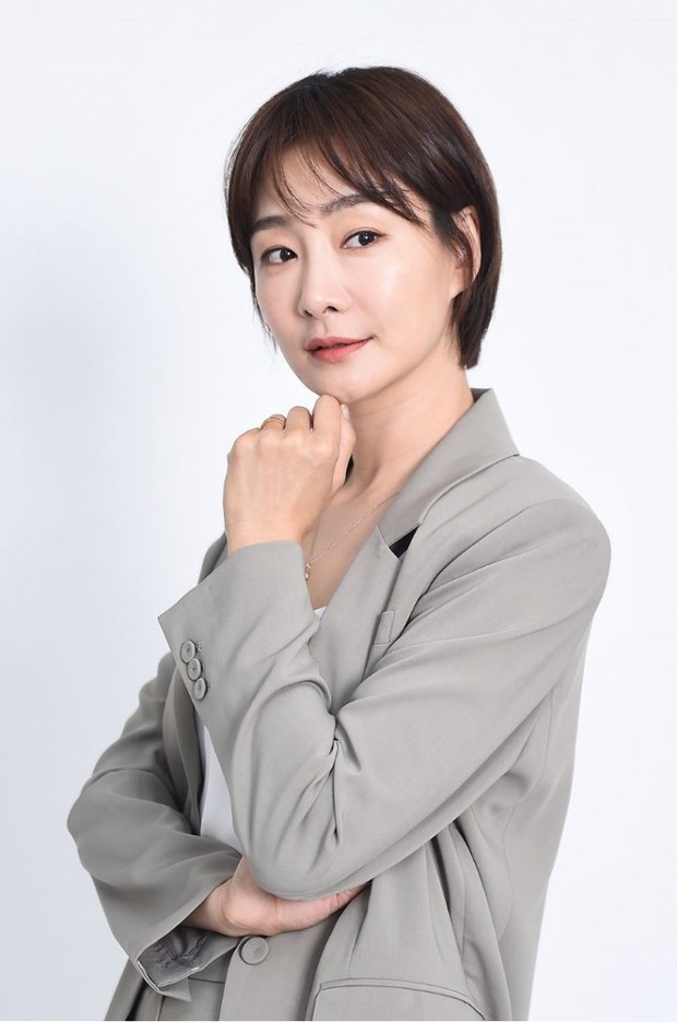 Có một mỹ nhân bị phim của Song Hye Kyo hủy dung: Ở ngoài vừa trẻ vừa xinh, lên phim nhìn y hệt bà thím - Ảnh 4.