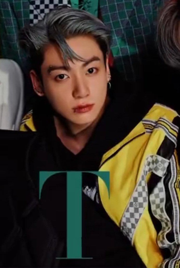 BTS đại náo tạp chí: Jungkook gây bão với tóc mới tôn visual vô thực, tổng tài V và J-Hope lên cả cây đồ hiệu “căng đét” - Ảnh 9. BTS đại náo tạp chí: Jungkook gây bão với tóc mới tôn visual vô thực, tổng tài V và J-Hope lên cả cây đồ hiệu “căng đét” - Ảnh 9.
