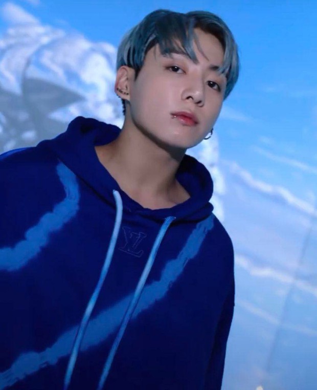 BTS đại náo tạp chí: Jungkook gây bão với tóc mới tôn visual vô thực, tổng tài V và J-Hope lên cả cây đồ hiệu “căng đét” - Ảnh 6. BTS đại náo tạp chí: Jungkook gây bão với tóc mới tôn visual vô thực, tổng tài V và J-Hope lên cả cây đồ hiệu “căng đét” - Ảnh 6.