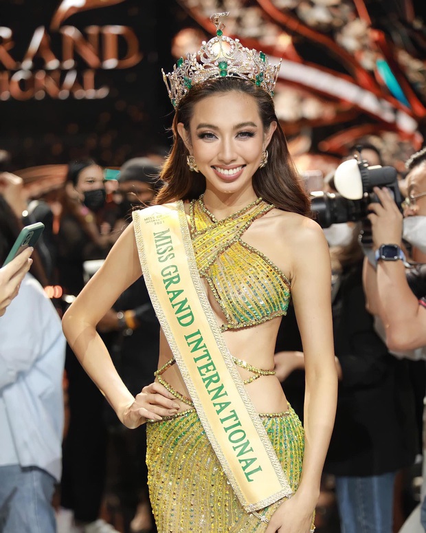 Netizen soi kỹ khoảnh khắc Miss Grand Cambodia lạc lõng giữa dàn người đẹp nắm chặt tay trong Top 10? - Ảnh 7.