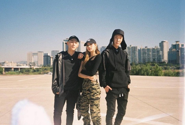 Tá hỏa trước clip B.I và Bobby (iKON) đồng loạt hôn Jisoo (BLACKPINK), chuyện gì đây? - Ảnh 7. Tá hỏa trước clip B.I và Bobby (iKON) đồng loạt hôn Jisoo (BLACKPINK), chuyện gì đây? - Ảnh 7.