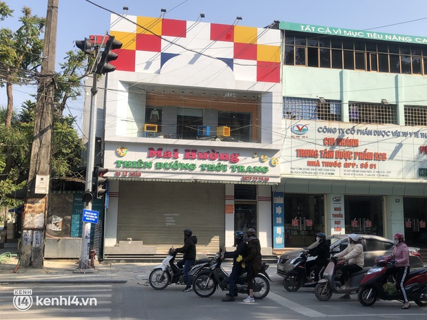 Vụ chủ shop quần áo hành hạ cô gái ở Thanh Hoá: Hàng tấn quần áo tại shop bị thu giữ, chỉ còn lại hàng made in Việt Nam - Ảnh 2.