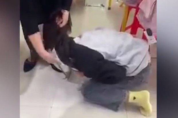 Vụ chủ shop bạo hành cô gái gây phẫn nộ ở Thanh Hóa: Tiết lộ tình trạng sức khoẻ mới nhất của nữ sinh 17 tuổi - Ảnh 2.