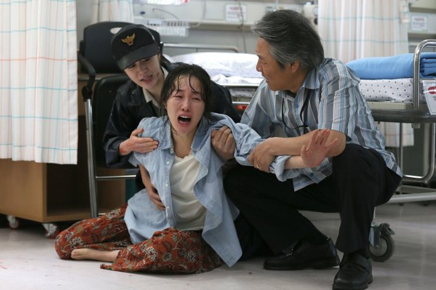 Rút cạn nước mắt khán giả, 3 phim Hàn này vẫn bị chỉ trích vì lý do không ngờ: Coi đến bom tấn về ấu dâm mà tức giùm ekip - Ảnh 3.