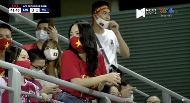 Camera man nước bạn năng suất quá, tia được cả gái xinh Việt đi cổ vũ bóng đá đây này - Ảnh 4.