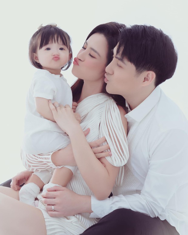 Bị mẹ dìm hàng không thương tiếc, ái nữ nhà Đông Nhi vẫn tạo nên cả vũ trụ cute bằng loạt biểu cảm cưng xỉu - Ảnh 5. Bị mẹ dìm hàng không thương tiếc, ái nữ nhà Đông Nhi vẫn tạo nên cả vũ trụ cute bằng loạt biểu cảm cưng xỉu - Ảnh 5.