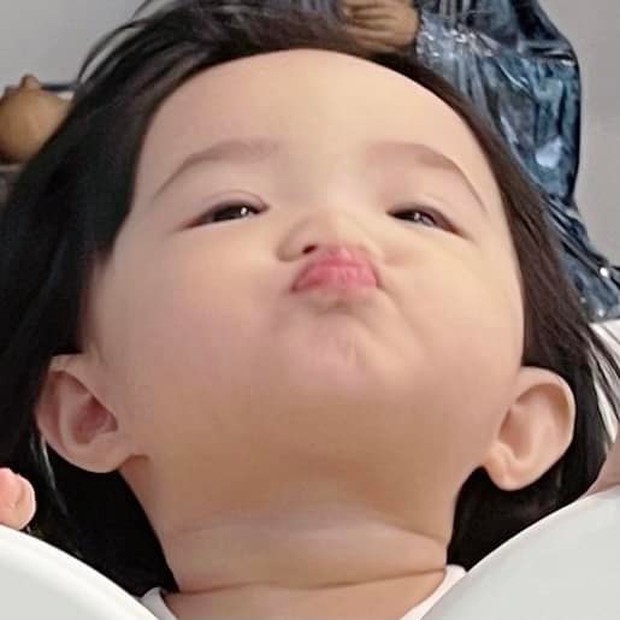 Bị mẹ dìm hàng không thương tiếc, ái nữ nhà Đông Nhi vẫn tạo nên cả vũ trụ cute bằng loạt biểu cảm cưng xỉu - Ảnh 2. Bị mẹ dìm hàng không thương tiếc, ái nữ nhà Đông Nhi vẫn tạo nên cả vũ trụ cute bằng loạt biểu cảm cưng xỉu - Ảnh 2.